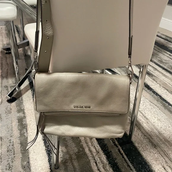Michael Kors grey/taupe bag. Multiple inside pockets. No marks or flaws. - Picture 3 of 15
